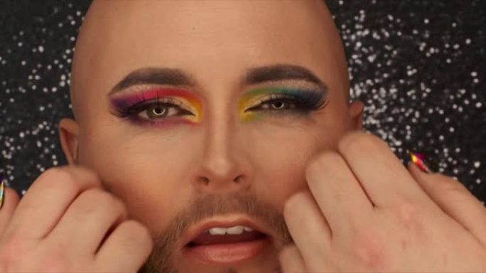 一位男化妆师的4k视频片段高兴地展示了他完成的化妆外观