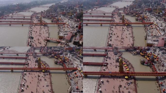 印度圣城哈里德瓦尔，北阿坎德邦印度，流动的圣河恒河和朝圣者的鸟瞰图