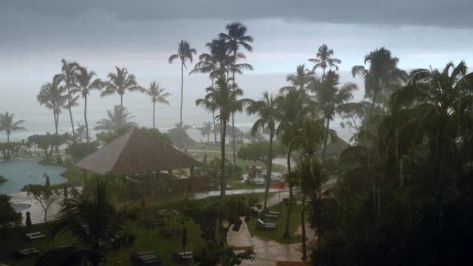 热带岛屿酒店度假村大雨和暴风雨的4k镜头
