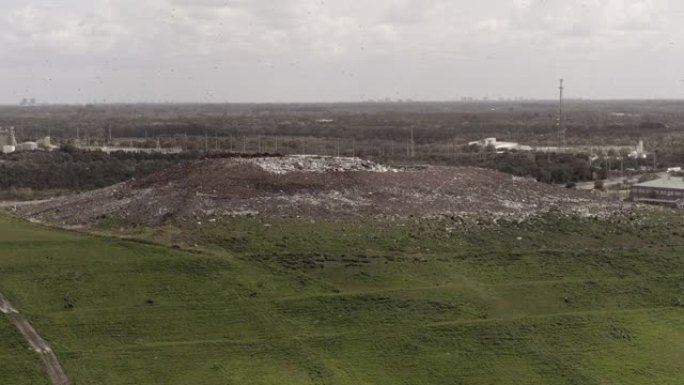美国佛罗里达州垃圾填埋场卫生场地和废物管理厂的鸟瞰图。无人机制作的镜头具有复杂的电影转发和下降的摄像
