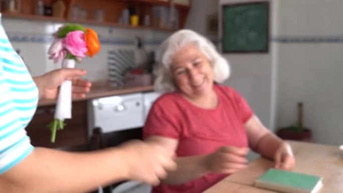 成熟成年女性给年长母亲送花的4k视频