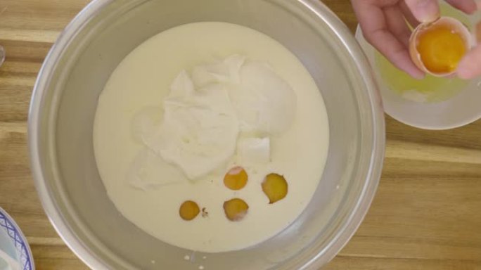 将蛋黄放入搅拌碗中