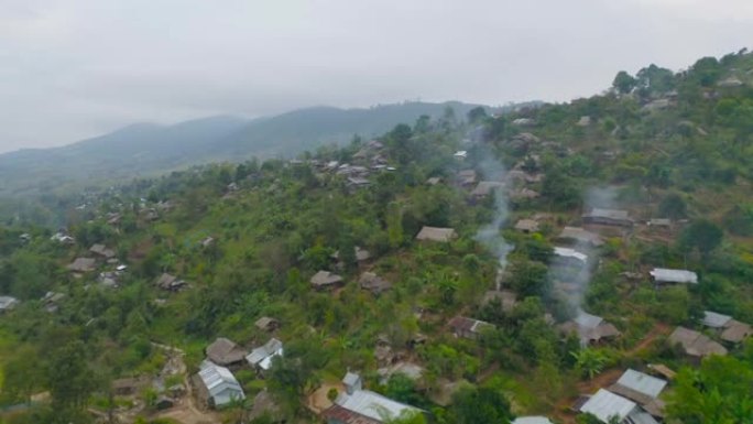 农村地区移民难民住宅村房屋的俯视图。泰国塔克山区天然森林附近城市城镇的当地社区房屋。疏散。