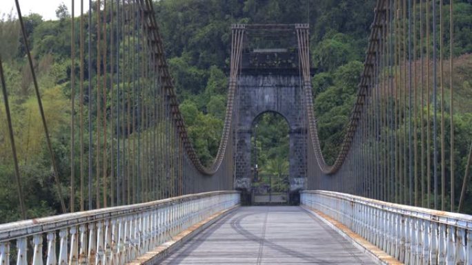 Pont suspendu，圣罗斯留尼汪岛上的一座吊桥，是圣贝诺 (Saint-beno î t) 