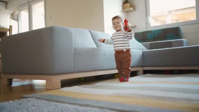男婴独自爬下沙发，迈出第一步