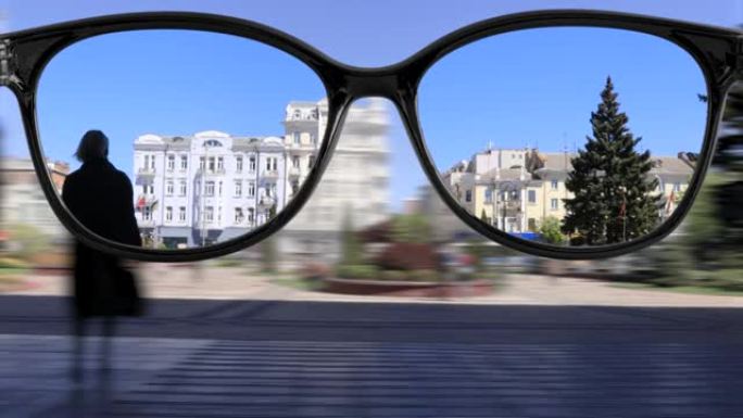 在城市中漫步时戴眼镜的锐度