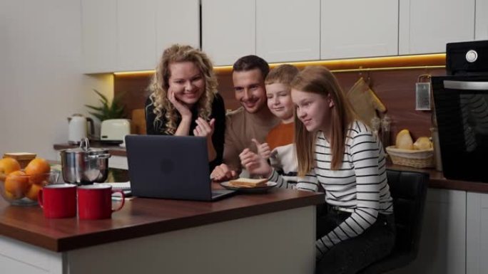 视频通话期间与孩子一起快乐的聋哑家庭