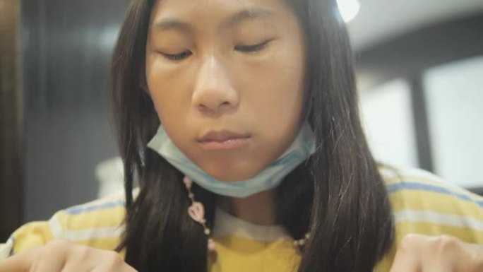 亚洲女孩在餐厅吃烤鸡排与家庭，生活方式的概念。