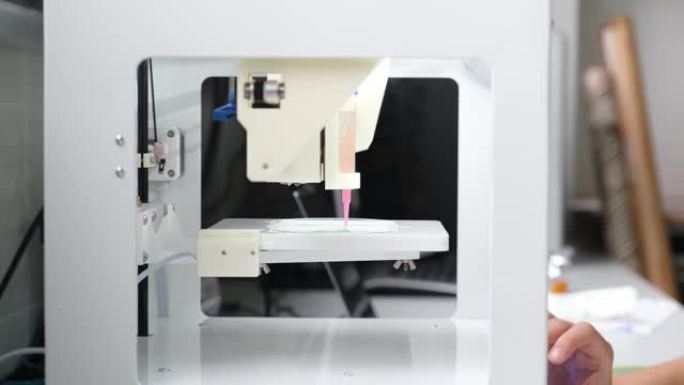 研究人员将3D生物打印机调整到电极上的3D打印细胞。4k视频。