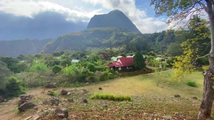 I let à Malheur的视图，这是留尼汪岛上的破火山口马法马戏团的一个小村庄