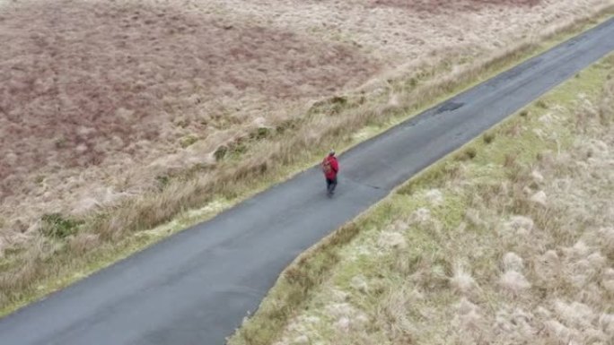 一名活跃的老人走在偏远的乡村道路上