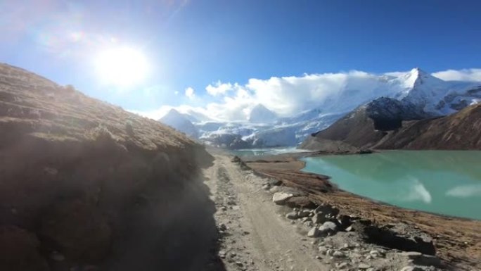 在中国西藏的山路上驾驶汽车