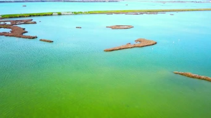 浅绿松石威尼斯泻湖，有许多陆地条