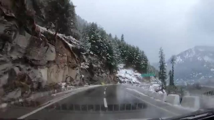 冬季，印度喜马al尔邦Manali的汽车在两侧积雪覆盖的山脉中行驶过度