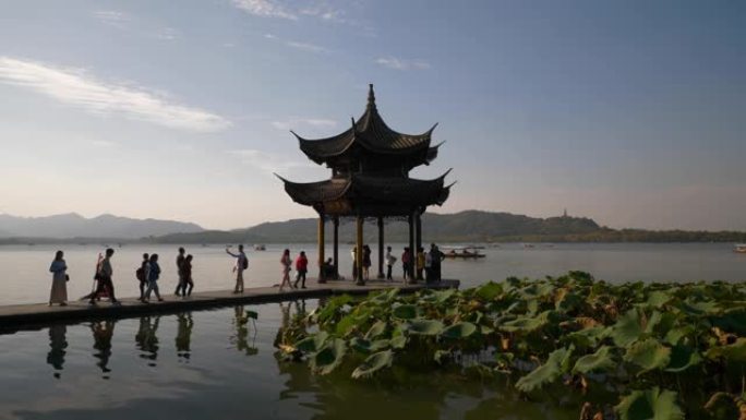 晴天时间杭州市著名的西湖码头海湾宝塔慢动作全景4k中国