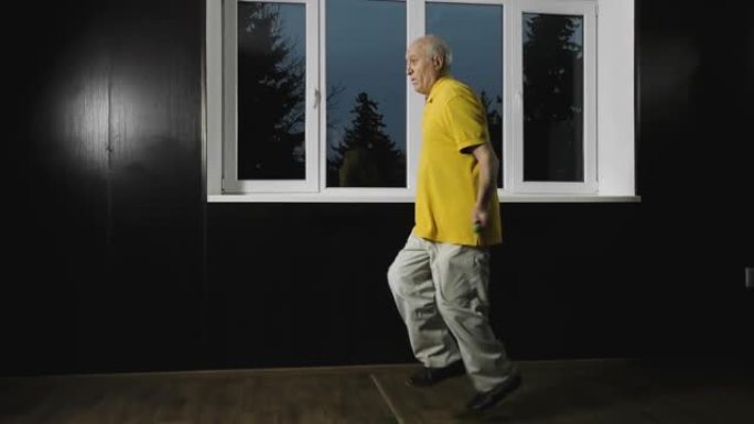 老人运动员在窗边跳绳