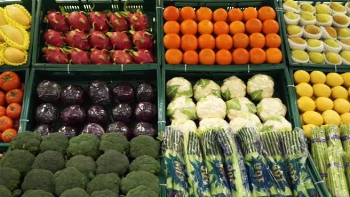 多莉·shot，蔬菜和水果篮精美地布置在架子上。