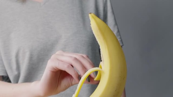 女人剥香蕉的射击