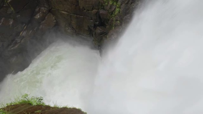 一个大瀑布往下看的静止视频，看到水跌落到底部