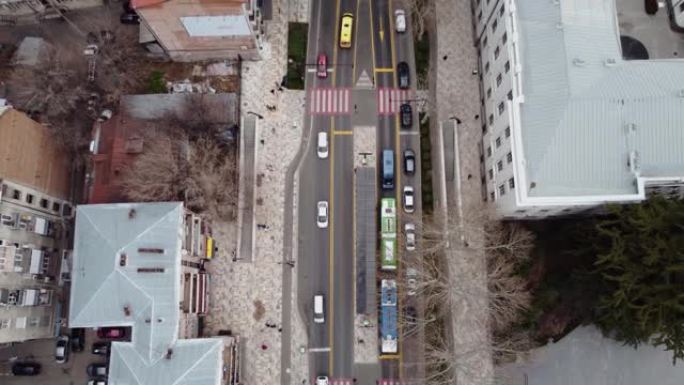 公交车在公交线路内进行空中拍摄