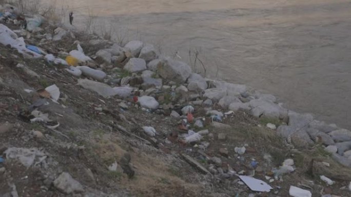 河岸上的塑料垃圾