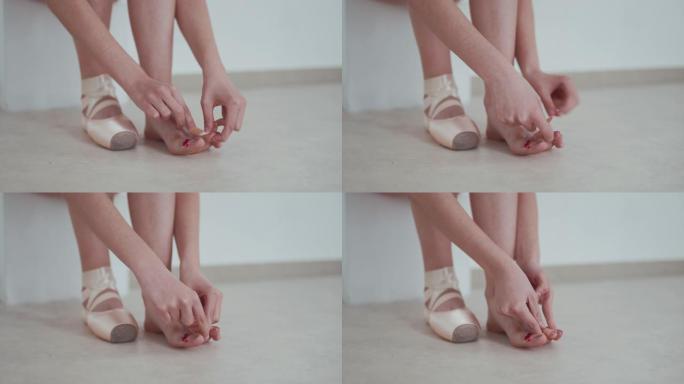 芭蕾舞女演员在受伤的脚上戴上创可贴