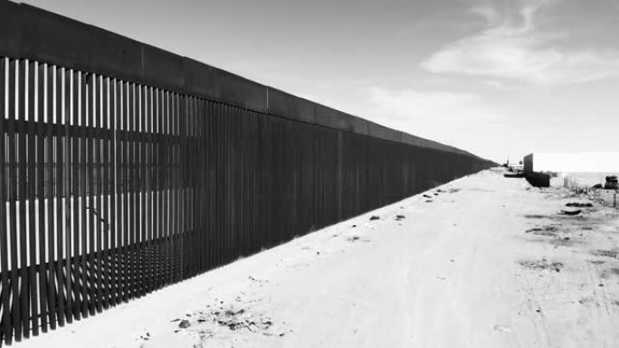 分隔美国和墨西哥的国际边界墙，DMZ，墨西哥路易斯，索诺拉沙漠，视频剪辑，黑白