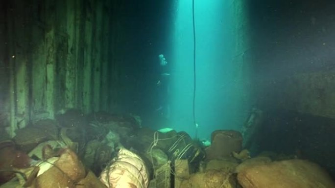 水下沉船塞勒姆快车上死人的私人物品。
