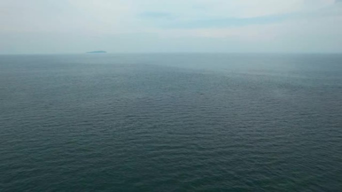 在海上驶向岛屿的鸟瞰图