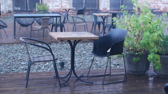 夏天雨中空空的咖啡馆