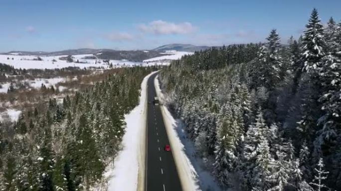 喀尔巴阡山冬季风景优美的道路鸟瞰图