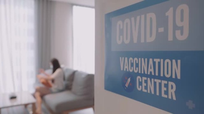 在新型冠状病毒肺炎疫苗接种中心排队的妇女