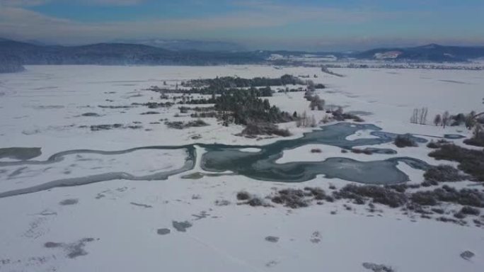 春季冰漂在冰冻的冬季河湖飞越-无人机收藏股票视频