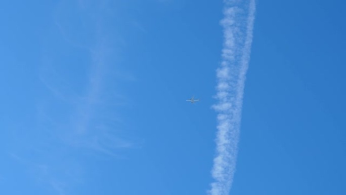 飞机穿越蓝天中的轨迹
