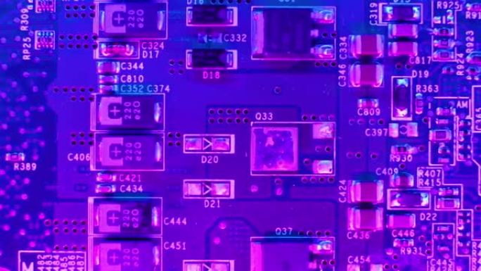 带有科幻未来派网络朋克蓝色和粉红色效果的电子板特写
