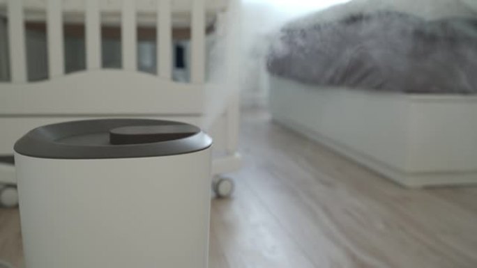 婴儿保育用加湿器，超声波加湿器将水分添加到带婴儿床的卧室的干燥空气中