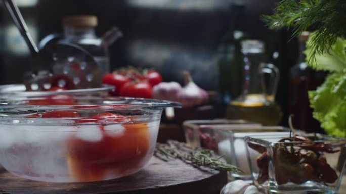 制作冷番茄汤