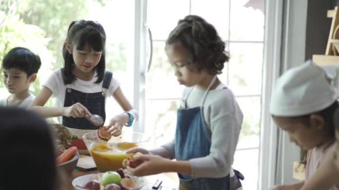 童年的学生和朋友在学校课堂上学习如何在厨房做饭