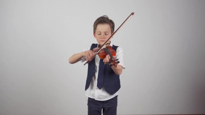 一个男孩拉小提琴