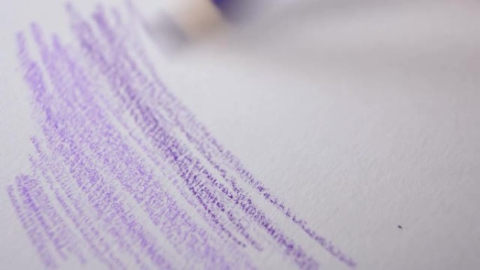 在纸上画彩色铅笔蓝色和紫色渐变