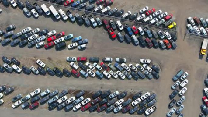 许多二手车停车场拍卖场终端停放一排