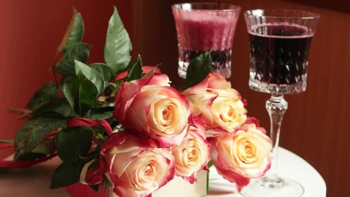 两杯水晶酒杯和玫瑰花中的起泡酒