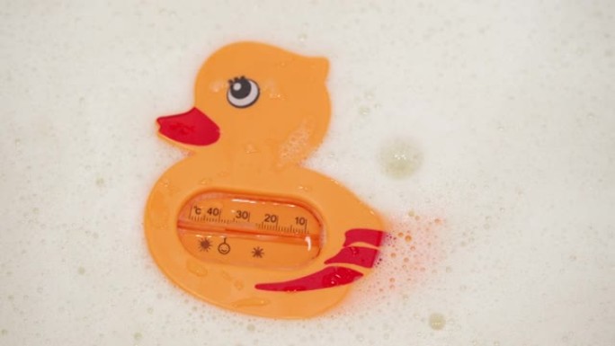 婴儿沐浴水温度计鸭子漂浮在浴缸里，控制婴儿敏感皮肤的温度