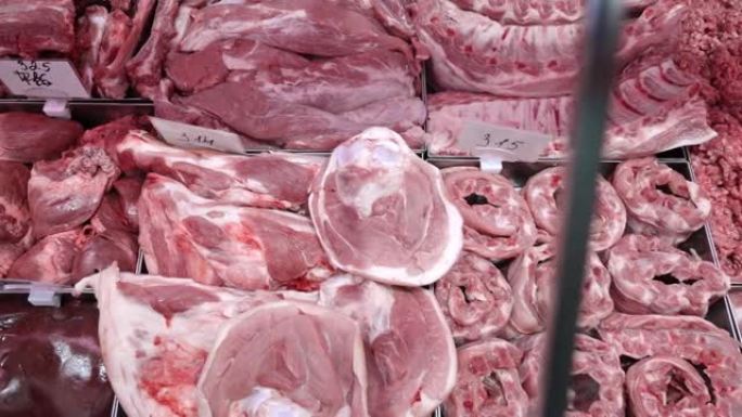 超市柜台上的肉。切碎的肉和猪肉放在金属容器中。肉类销售