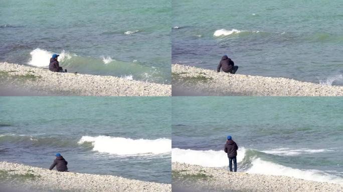 海边的男孩扔石头