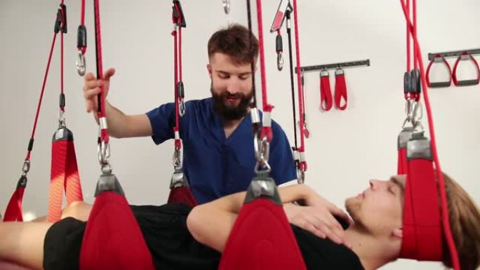物理治疗师在物理治疗室对患者进行背部治疗。