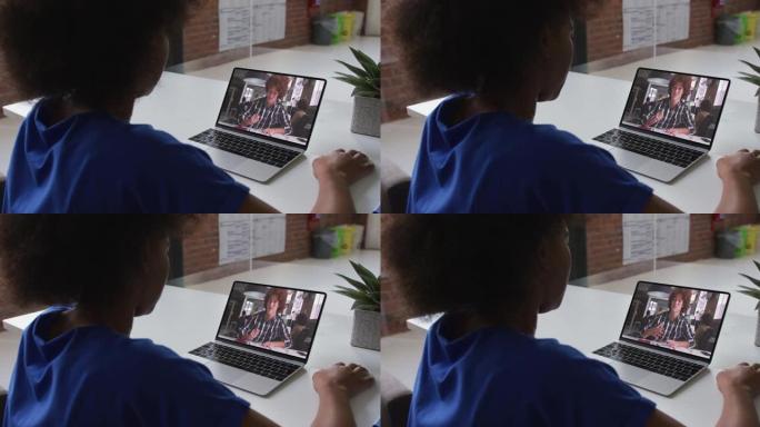 非裔美国女教师在学校的笔记本电脑上与男大学生进行视频通话