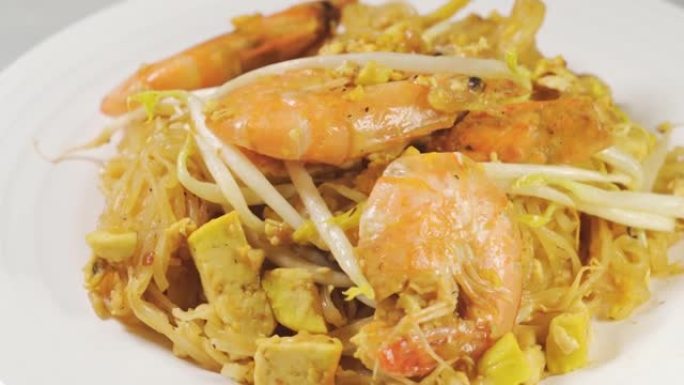 泰式垫的转盘外观。由面条和虾制成的泰国菜。泰国名菜。宏顶拍。