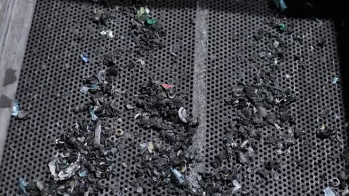 输送机网上废旧电池产生的废物的俯视图