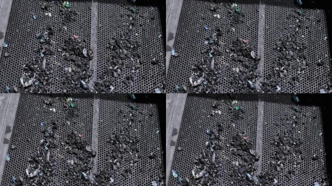 输送机网上废旧电池产生的废物的俯视图